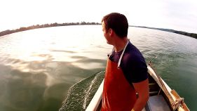 «Mit dem Fischverkauf kann ich gut leben»: Berufsfischer Andreas Zollinger auf «seinem» See.